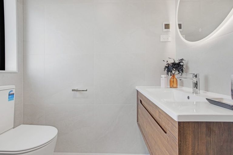 Photo of property in 15 Locket Road, Glenfield, Auckland, 0629