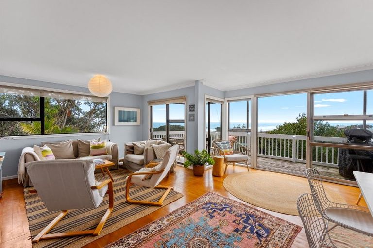 Photo of property in 27 Domain Crescent, Muriwai, Waimauku, 0881