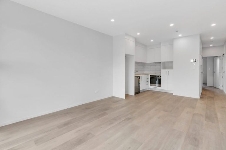 Photo of property in 25 Potter Avenue, Northcote, Auckland, 0627