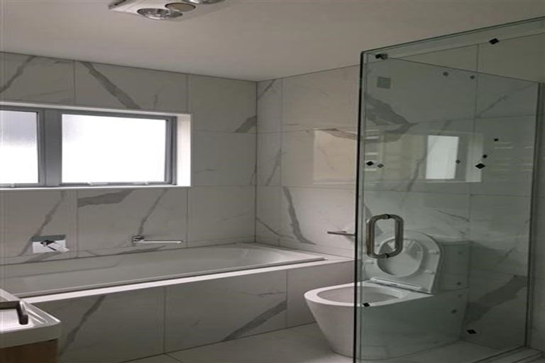 Photo of property in 81 Lake Road, Northcote, Auckland, 0627