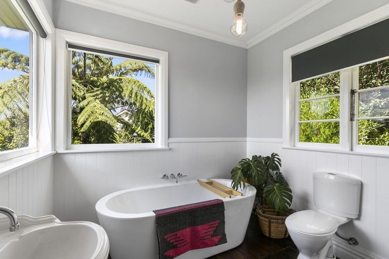 Photo of property in 5 Thorby Street, Northland, Wellington, 6012