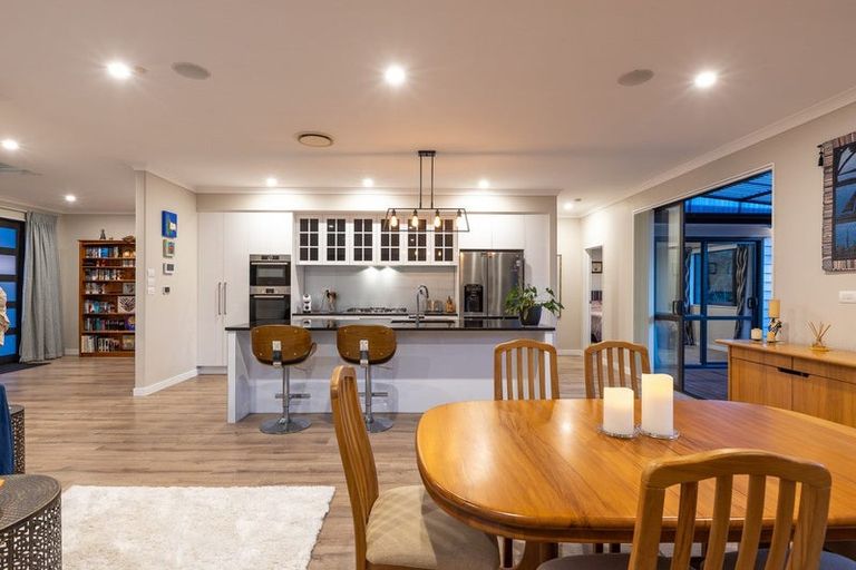 Photo of property in 39 Syd Grant Crescent, Orewa, 0931