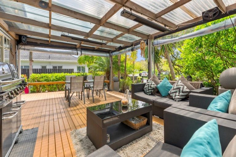 Photo of property in 12 Quo Vadis Place, Red Beach, 0932