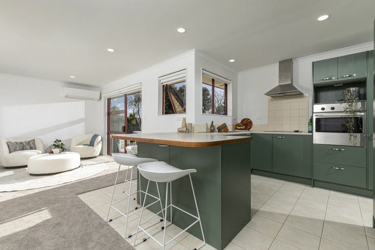 Photo of property in 10 Marbella Crescent, Oteha, Auckland, 0632