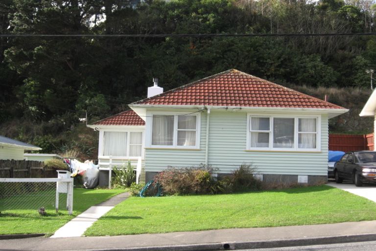 Photo of property in 74 Kenmore Street, Newlands, Wellington, 6037