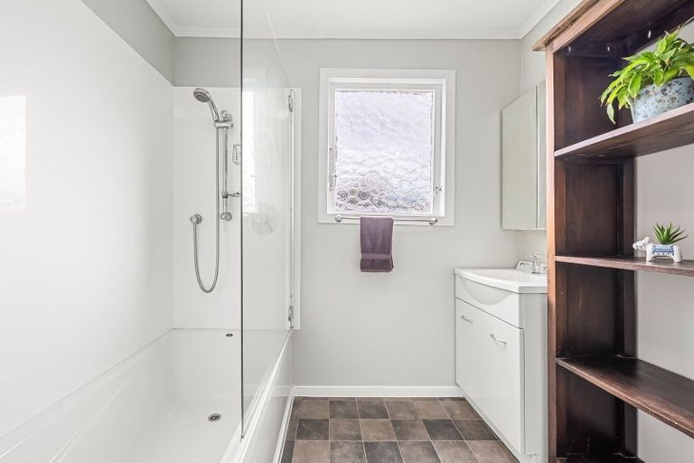 Photo of property in 352 Stokes Valley Road, Stokes Valley, Lower Hutt, 5019