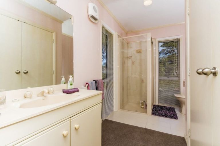 Photo of property in 8 Highwood Grove, Torbay, Auckland, 0630