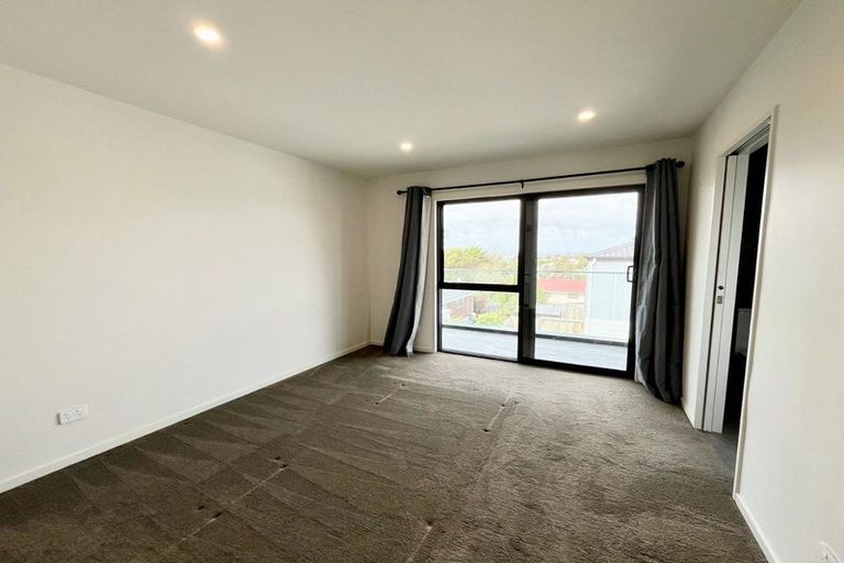 Photo of property in 1/98 Lincoln Park Avenue, Massey, Auckland, 0614