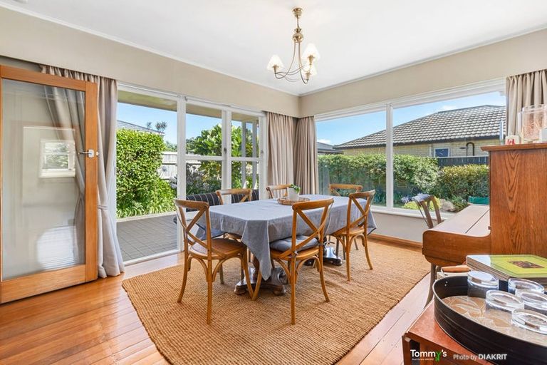 Photo of property in 1 Pinkerton Grove, Newlands, Wellington, 6037