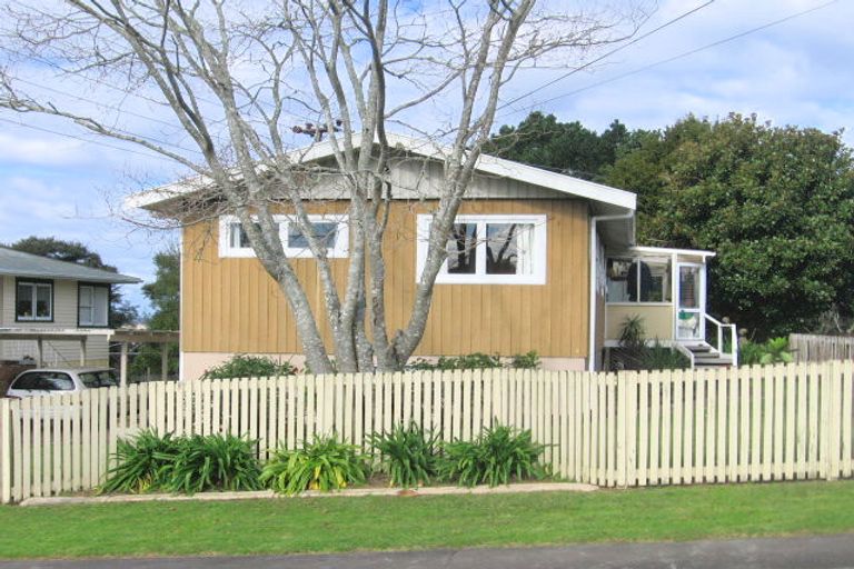 Photo of property in 9 Helena Street, Massey, Auckland, 0614