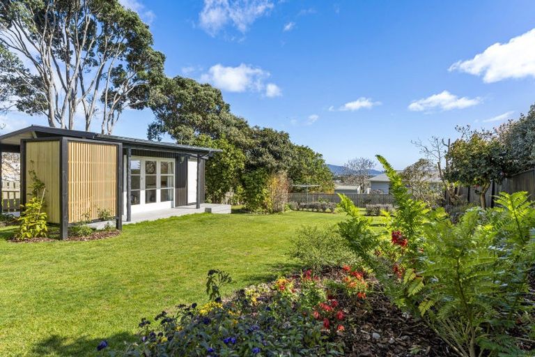 Photo of property in 50 Winara Avenue, Waikanae, 5036