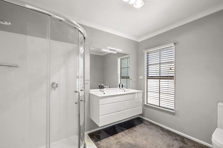 Photo of property in 11 Shelter Grove, Frankleigh Park, New Plymouth, 4310