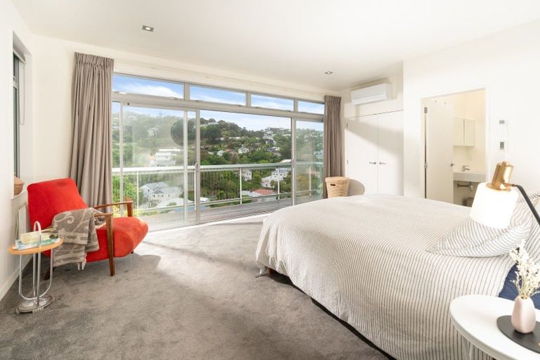 Photo of property in 28 Tiketike Way, Brooklyn, Wellington, 6021