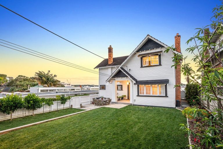 Photo of property in 5 Stanley Point Road, Stanley Point, Auckland, 0624