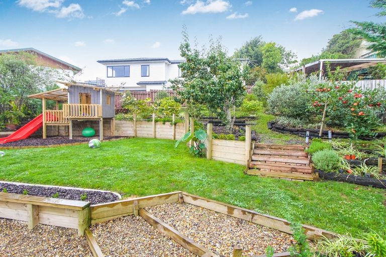 Photo of property in 19 Magdalen Place, West Harbour, Auckland, 0618