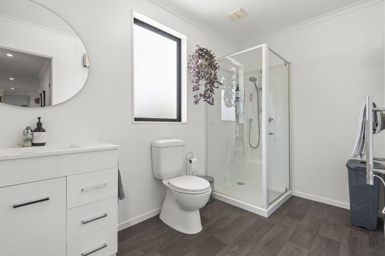 Photo of property in 54 Exeter Crescent, Takaro, Palmerston North, 4412