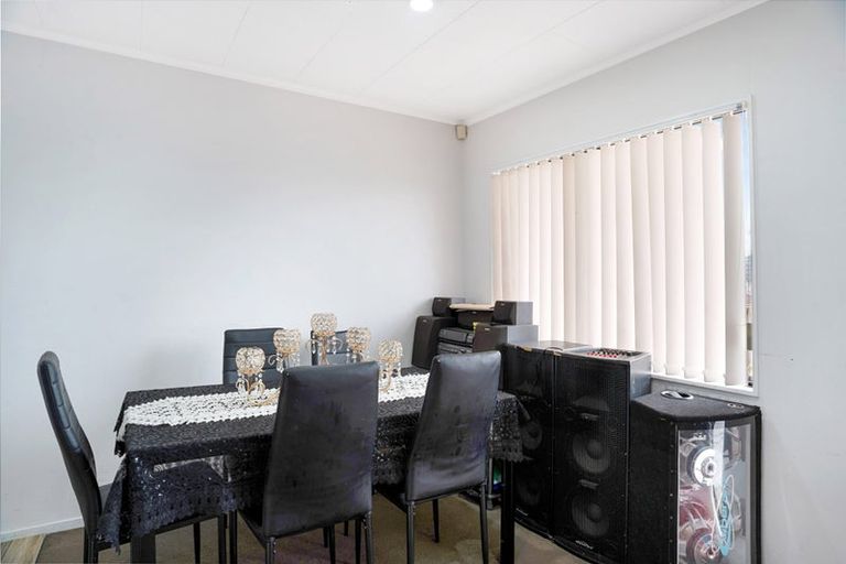 Photo of property in 2/10 Charisma Place, Randwick Park, Auckland, 2105