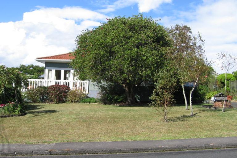 Photo of property in 4 Cleve Road, Green Bay, Auckland, 0604