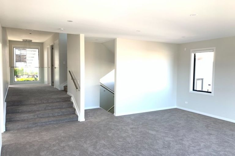 Photo of property in 5 May Potter Close, Oteha, Auckland, 0632
