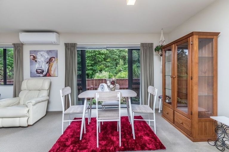 Photo of property in 7a Lyndfield Lane, Newlands, Wellington, 6037