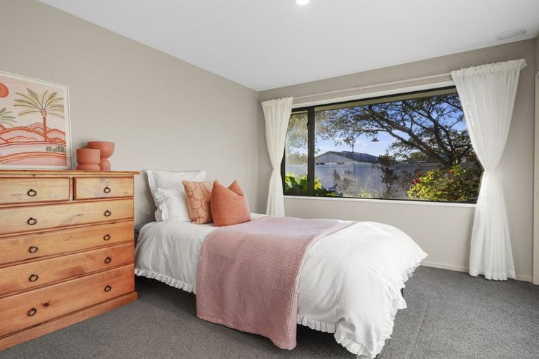 Photo of property in 1 Lowe Place, Rangiora, 7400