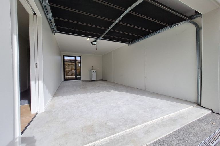 Photo of property in 8/5 Peachgrove Road, Te Atatu Peninsula, Auckland, 0610