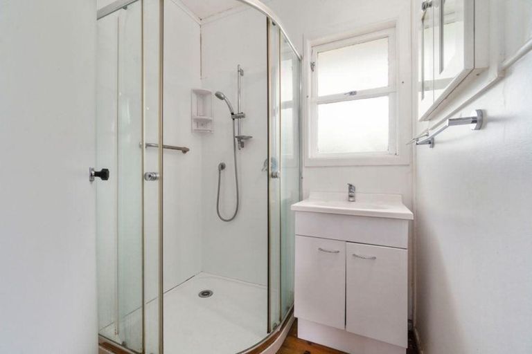 Photo of property in 16 London Street, Te Atatu Peninsula, Auckland, 0610