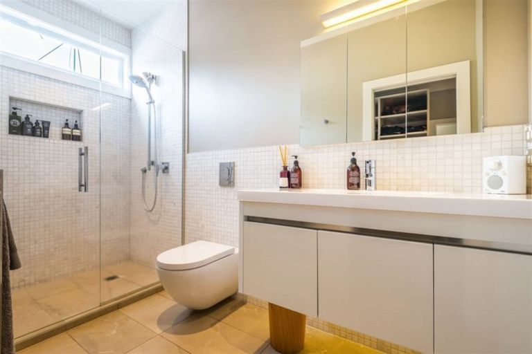 Photo of property in 30 Old Lake Road, Narrow Neck, Auckland, 0624