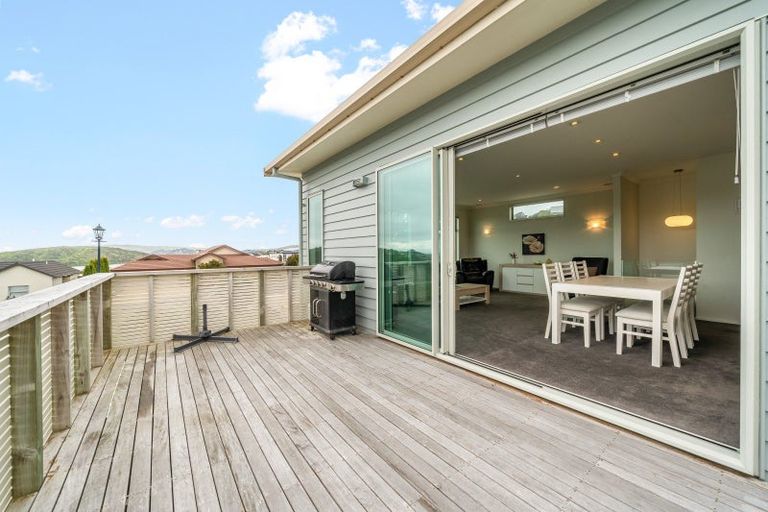 Photo of property in 10 Hollyford Place, Aotea, Porirua, 5024