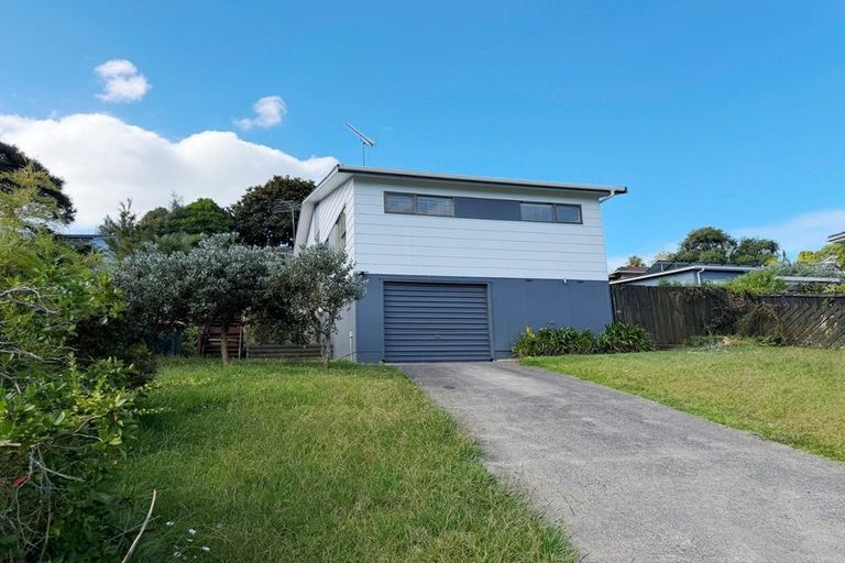 Photo of property in 13 Jenanne Place, Totara Vale, Auckland, 0629