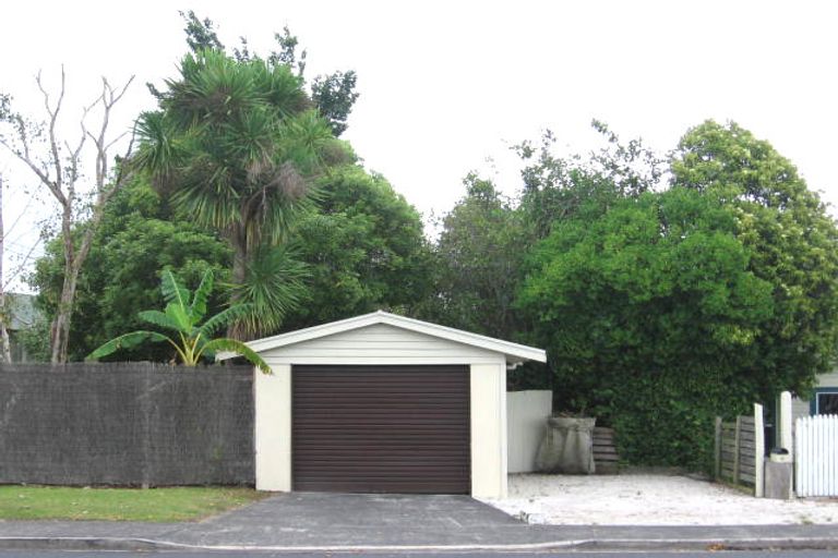 Photo of property in 15 Woodglen Road, Glen Eden, Auckland, 0602