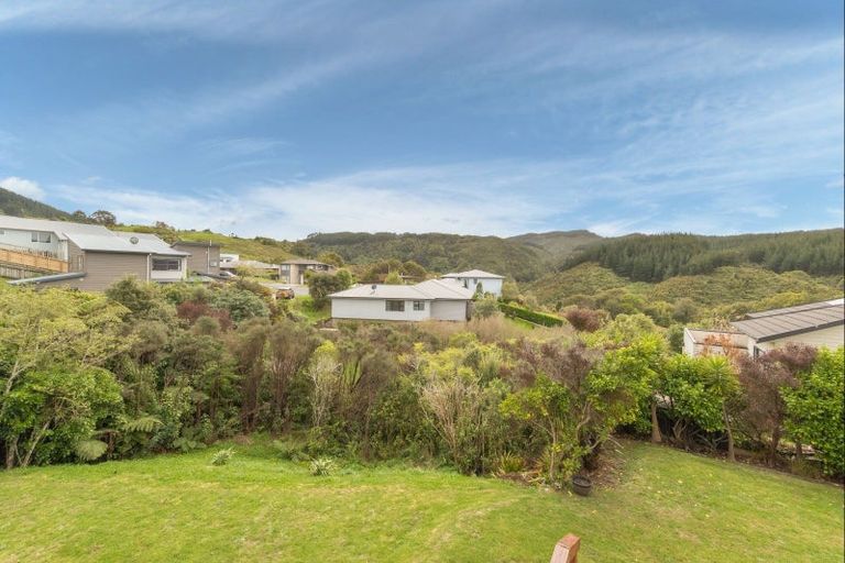 Photo of property in 5 Mcewen Crescent, Riverstone Terraces, Upper Hutt, 5018