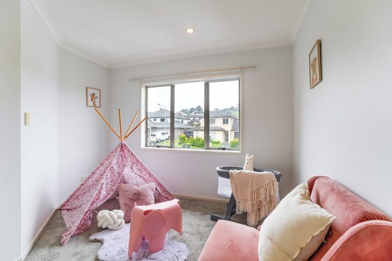 Photo of property in 12 Kouras Place, Flat Bush, Auckland, 2016