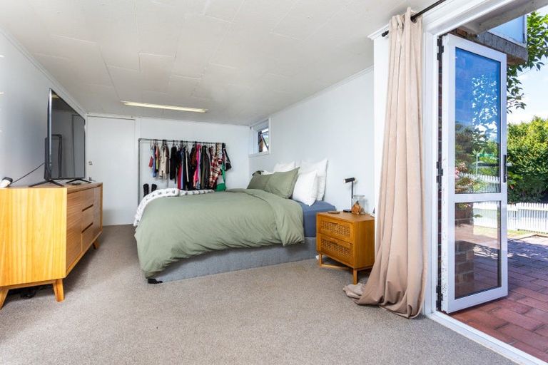 Photo of property in 18 Deuxberry Avenue, Northcote, Auckland, 0627