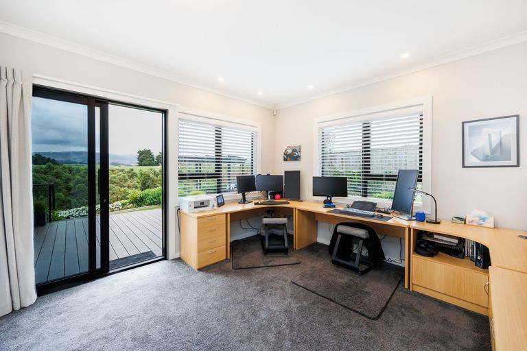 Photo of property in 10 Coutts Way, Fitzherbert, Palmerston North, 4410