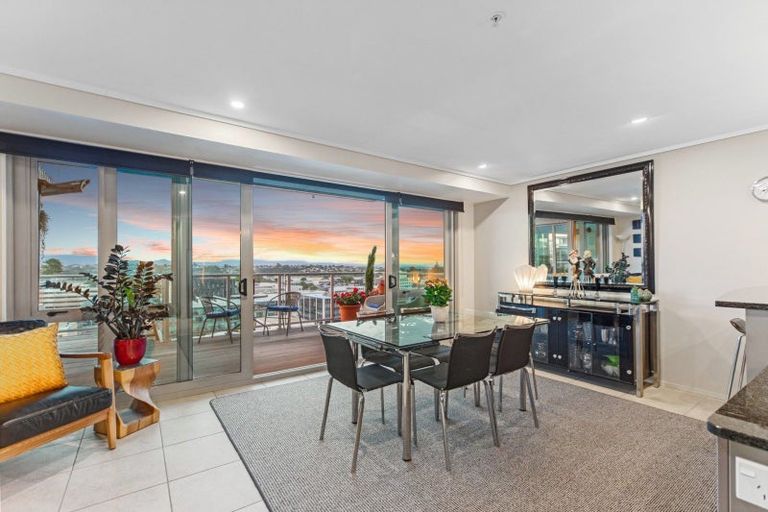 Photo of property in 72 Devonport Road, Tauranga, 3110