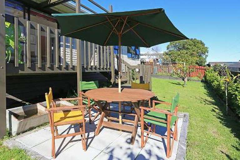 Photo of property in 2a Taipari Road, Te Atatu Peninsula, Auckland, 0610