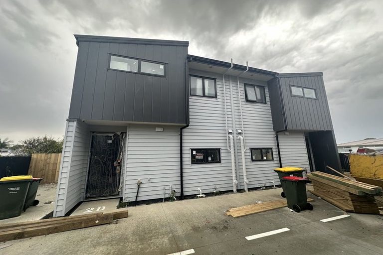 Photo of property in 2e Convair Crescent, Mangere, Auckland, 2022