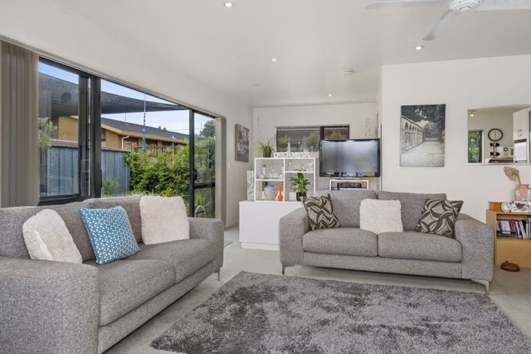 Photo of property in 30 Walton Street, Red Beach, 0932