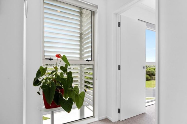 Photo of property in 10 Couldrey Crescent, Red Beach, 0932
