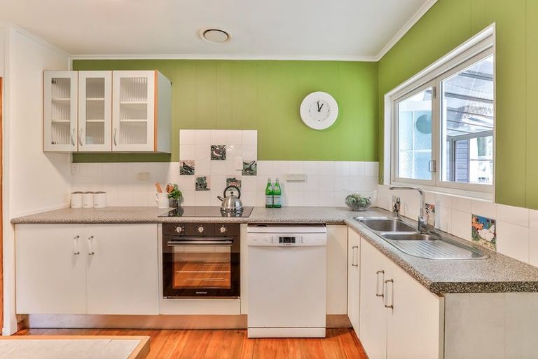 Photo of property in 37 York Road, Titirangi, Auckland, 0604