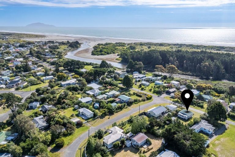 Photo of property in 15 Drake Street, Waikawa Beach, Manakau, 5573