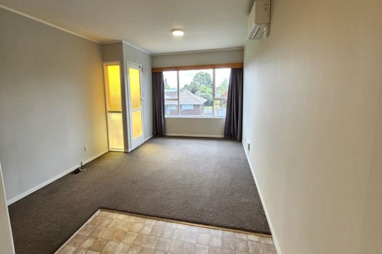 Photo of property in 3/2 Longbill Place, Glendene, Auckland, 0602