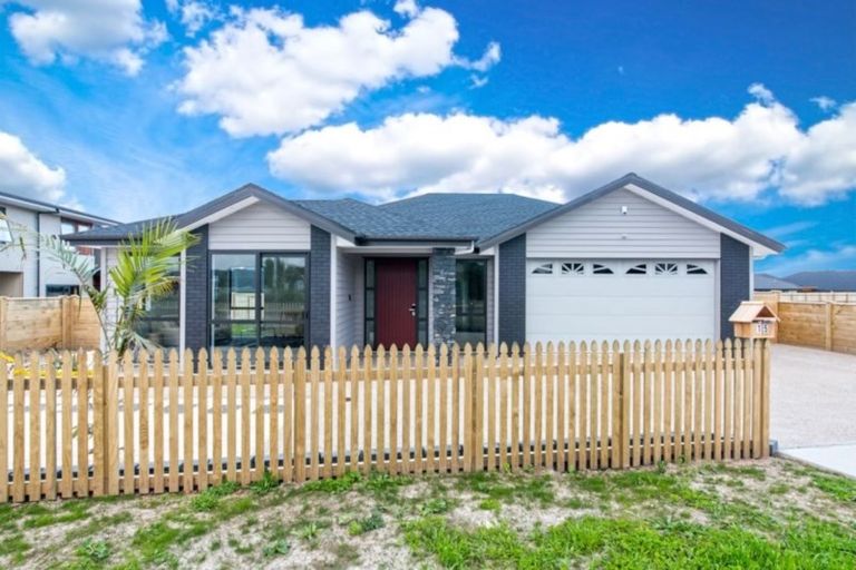 Photo of property in 15 Grove Way, Riverhead, 0820