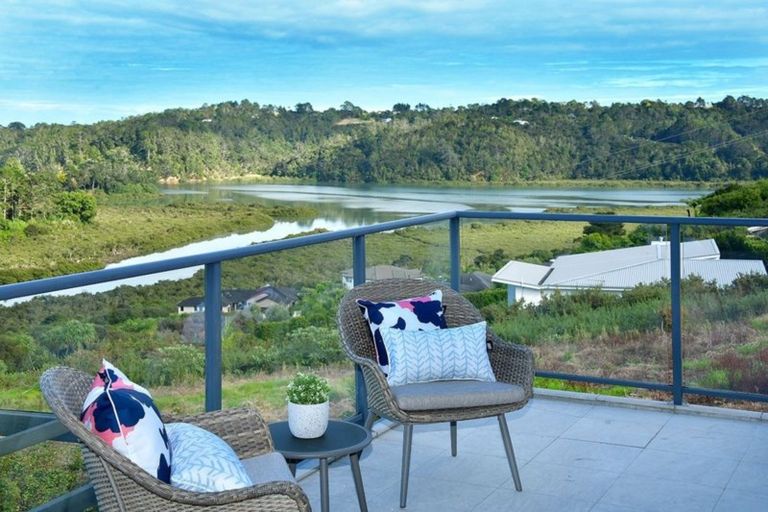 Photo of property in 80 Kittiwake Drive, Schnapper Rock, Auckland, 0632