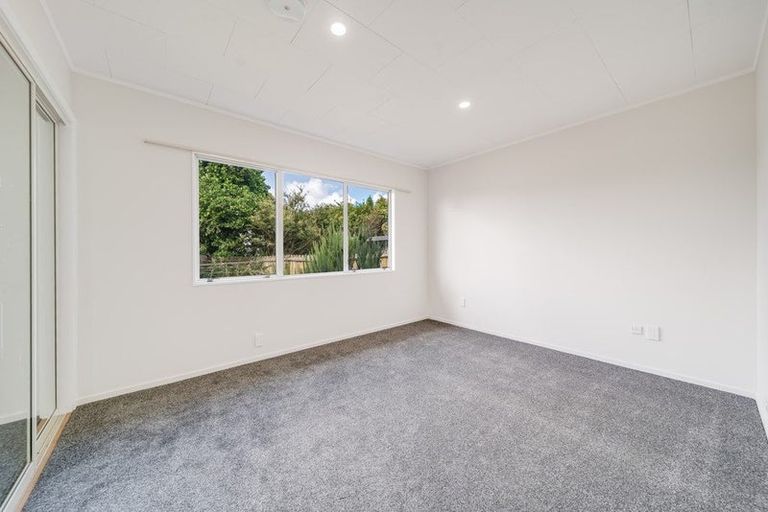 Photo of property in 2 Netherlands Avenue, Kelston, Auckland, 0602