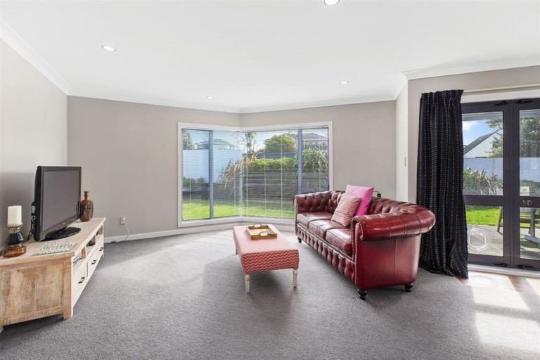 Photo of property in 40 Joseph Banks Drive, Whitby, Porirua, 5024