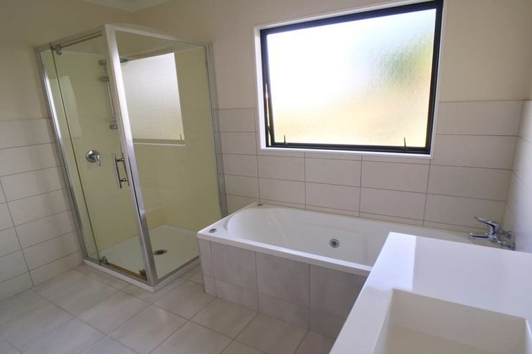 Photo of property in 32 Riverstone Road, Te Atatu Peninsula, Auckland, 0610