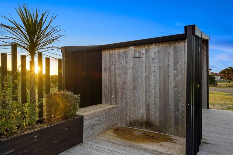 Photo of property in 47 Reay Mackay Grove, Waikawa Beach, Levin, 5573