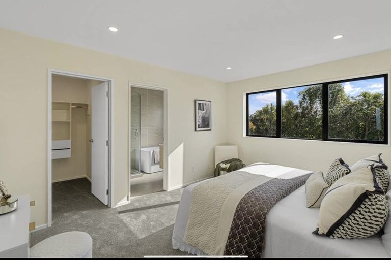 Photo of property in 8b Deuxberry Avenue, Northcote, Auckland, 0627